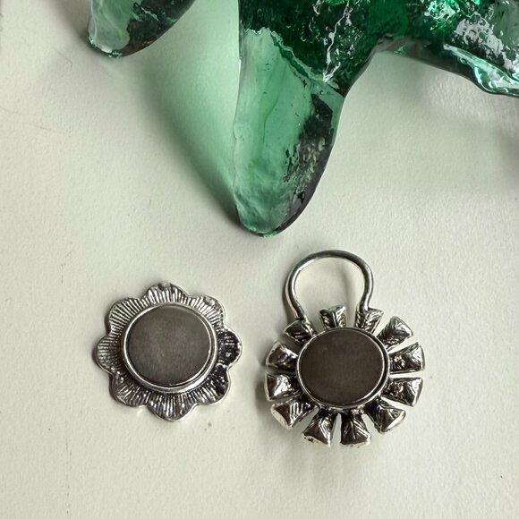 Rhinestone Magnetic Sunglass Eyeglass Badge Holder - Picture 4 of 5